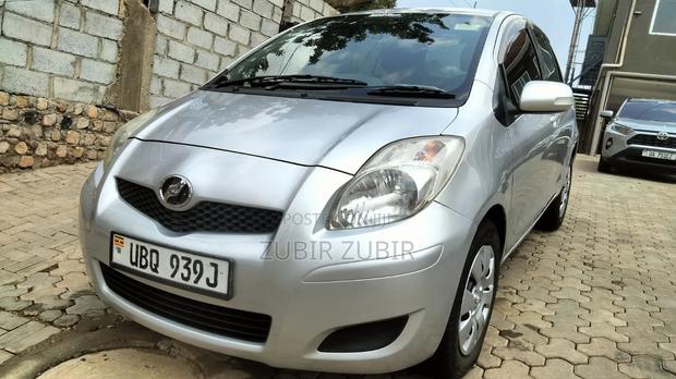 Toyota Vitz 2009 Silver