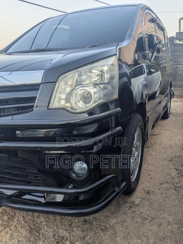 Toyota Noah 2012 Black