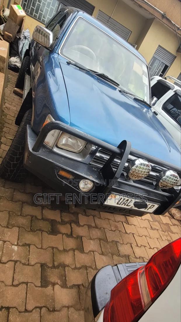 Toyota Hilux 1996 Blue