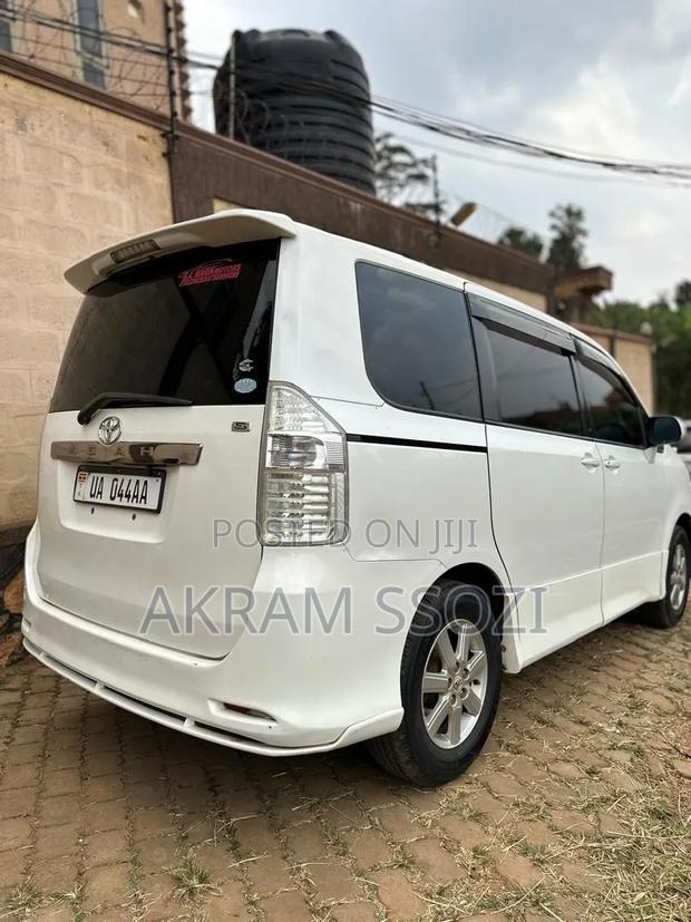 Toyota Noah 2011 White