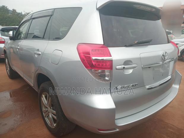 Toyota Vanguard 2013 Silver