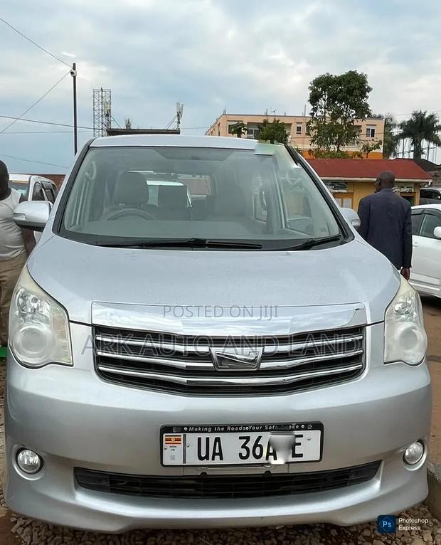 Toyota Noah 2012 Silver