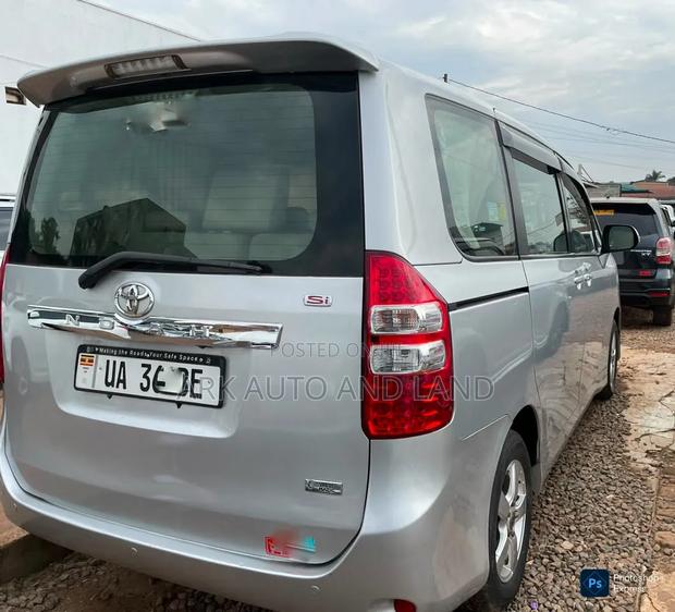 Toyota Noah 2012 Silver