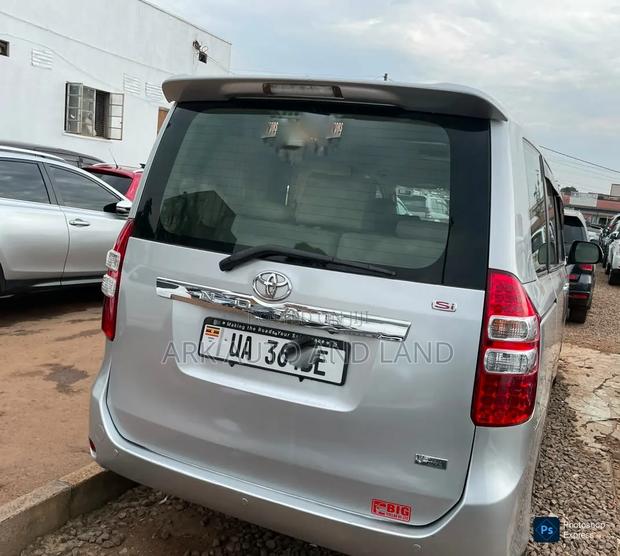 Toyota Noah 2012 Silver