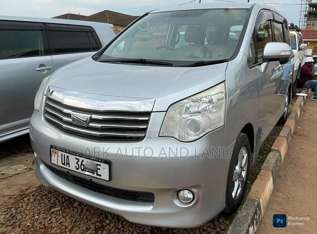 Toyota Noah 2012 Silver