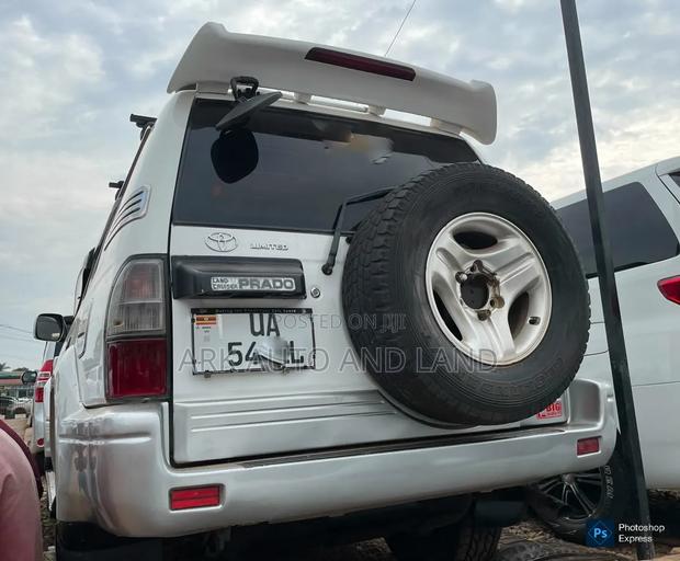 Toyota Land Cruiser Prado 2000 White