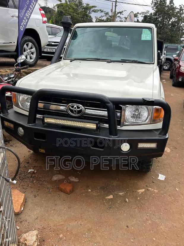 Toyota Land Cruiser 2011 White