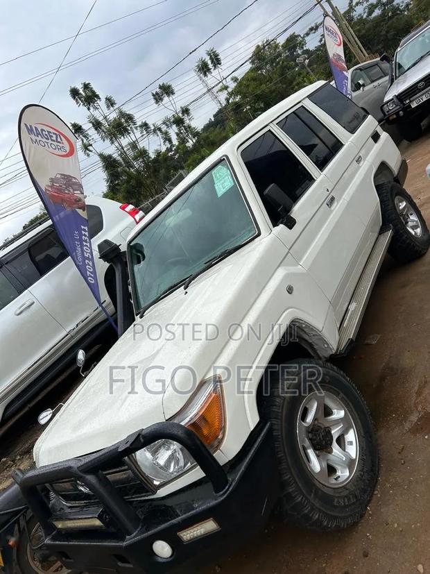 Toyota Land Cruiser 2011 White
