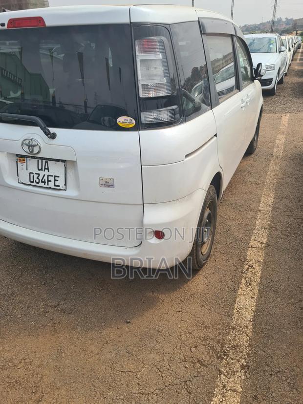 Toyota Sienta 2012 White