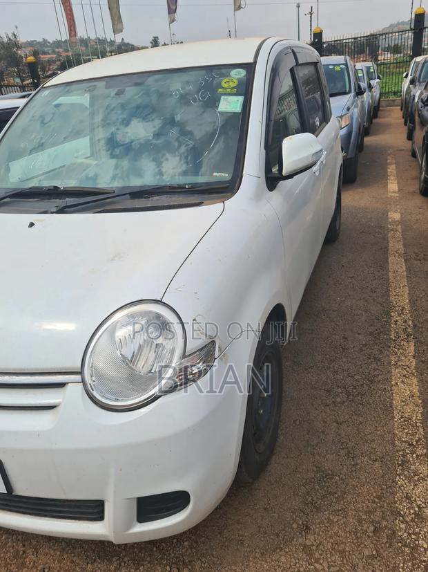 Toyota Sienta 2012 White