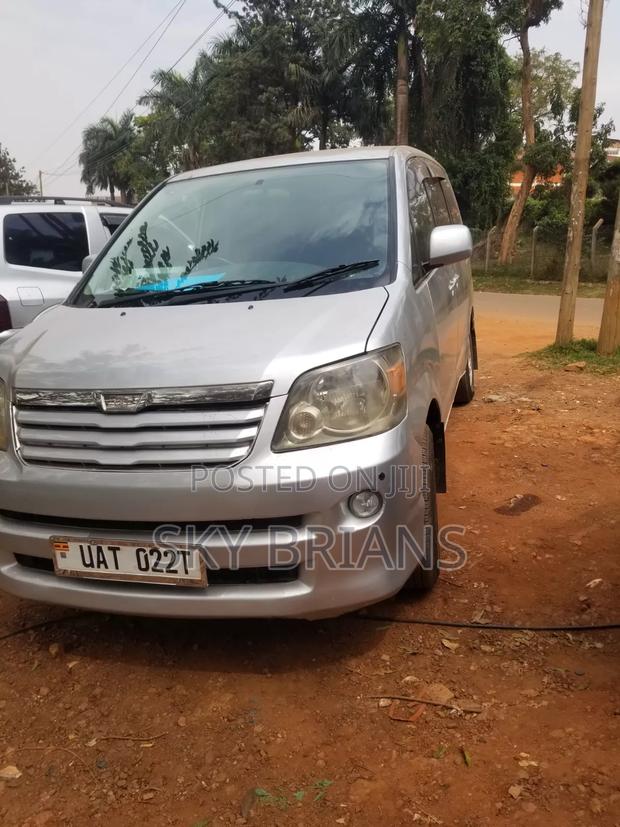 Toyota Noah 2001 Silver