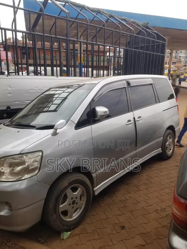 Toyota Noah 2002 Silver