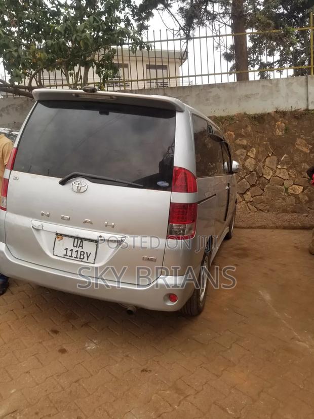 Toyota Noah 2002 Silver