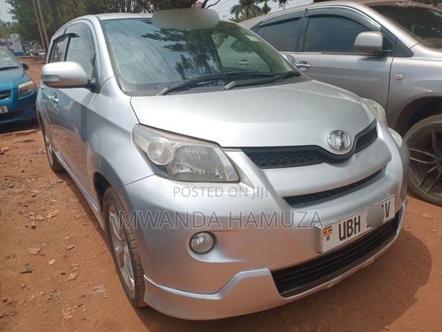 Toyota IST 2010 Silver