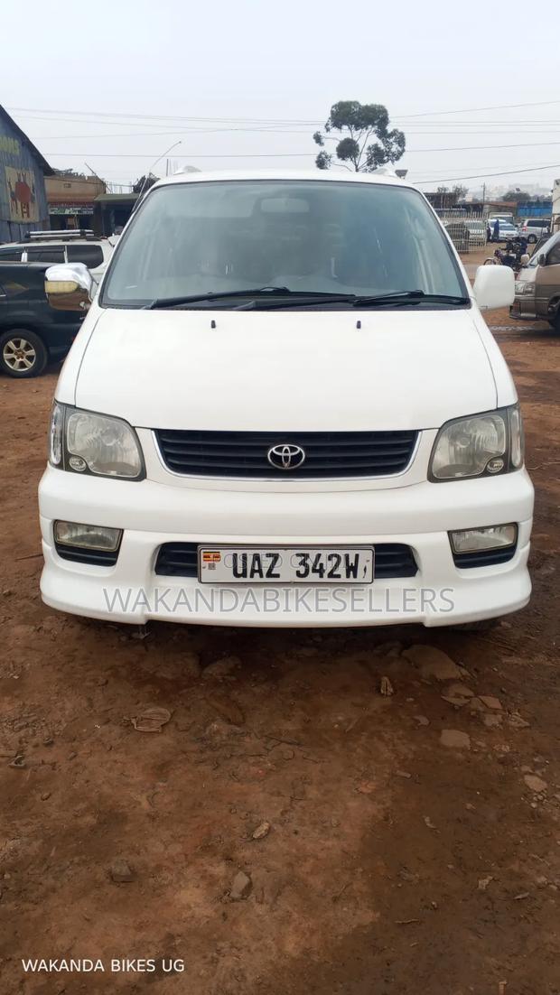 Toyota Noah 2002 White