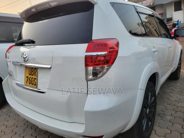 Toyota Vanguard 2010 White
