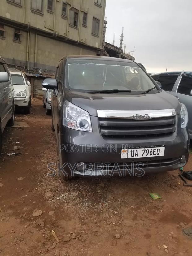 Toyota Noah 2009 Gray