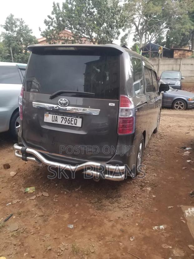 Toyota Noah 2009 Gray