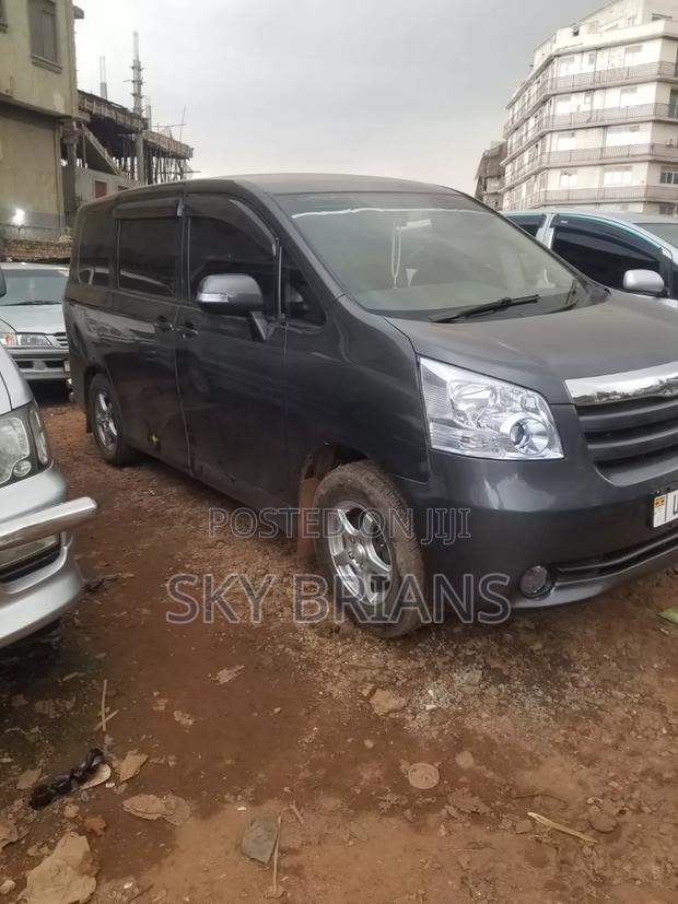 Toyota Noah 2009 Gray