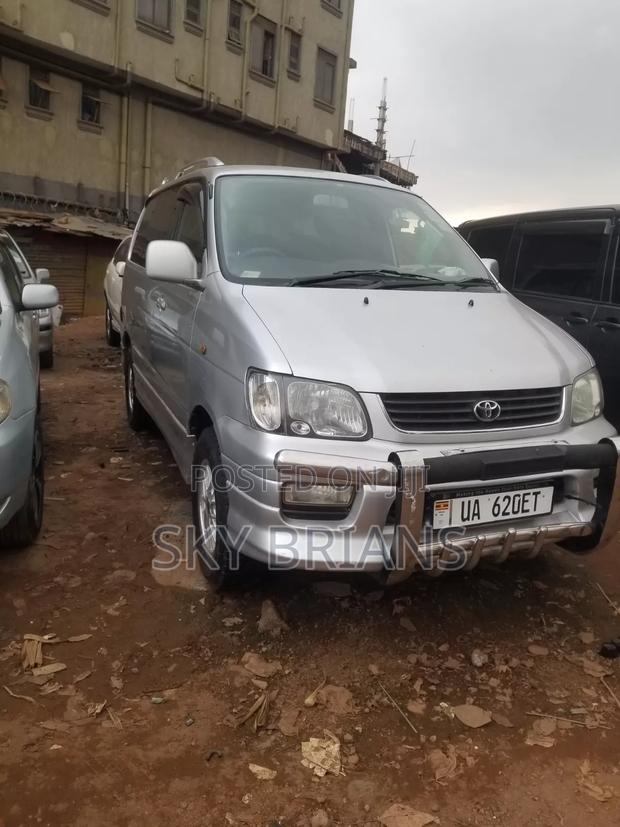 Toyota Noah 2001 White