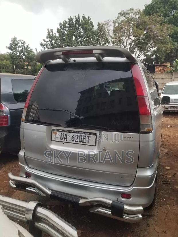 Toyota Noah 2001 White