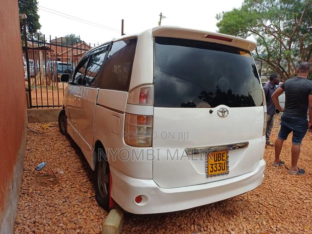 Toyota Voxy 2006 White