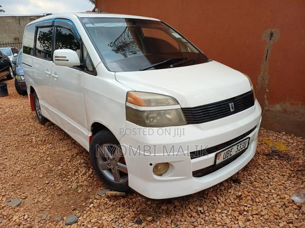Toyota Voxy 2006 White