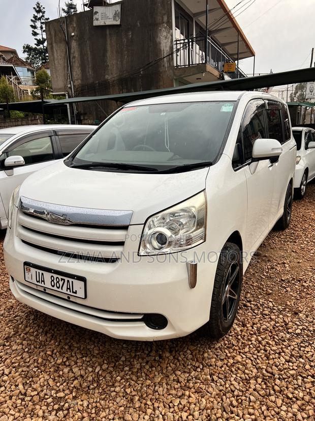 Toyota Noah 2.0 143hp AWD (8 Seater) 2011 White