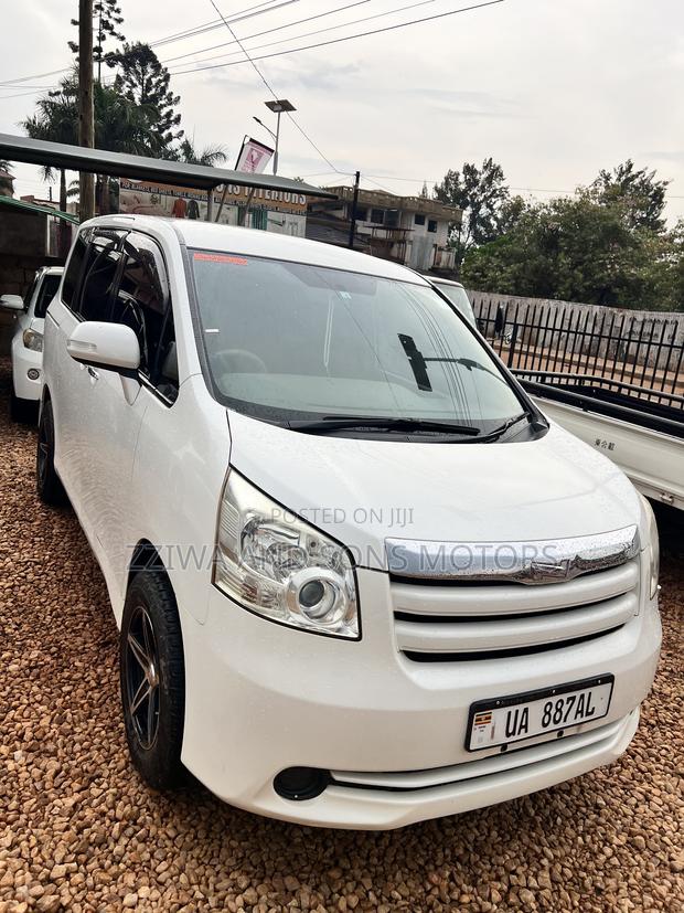 Toyota Noah 2.0 143hp AWD (8 Seater) 2011 White