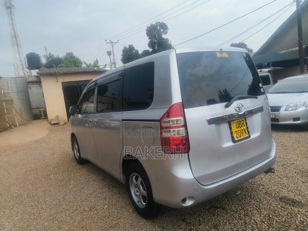 Toyota Noah 2009 Silver