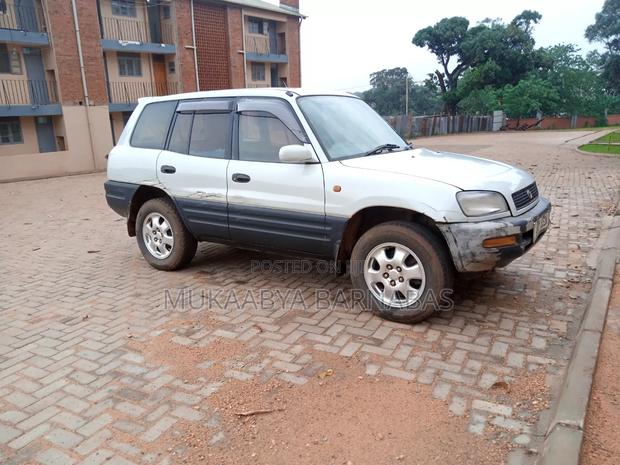 Toyota RAV4 1999 White