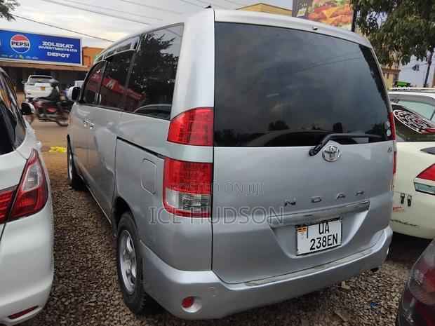Toyota Noah 2005 Gray