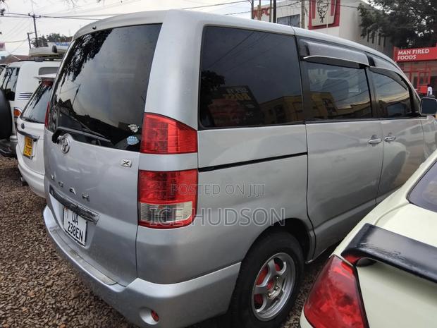 Toyota Noah 2005 Gray