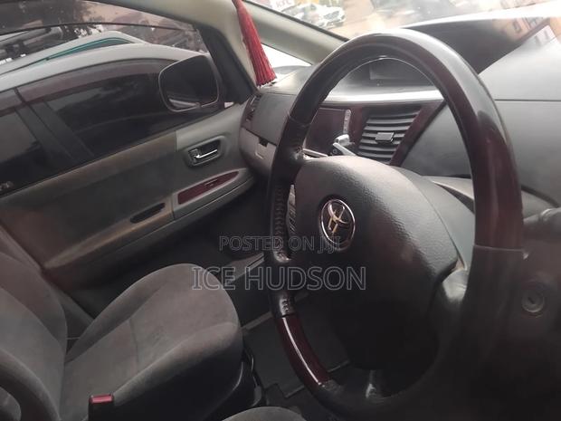 Toyota Noah 2005 Gray
