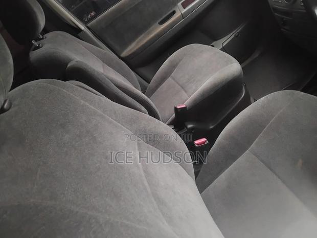 Toyota Noah 2005 Gray