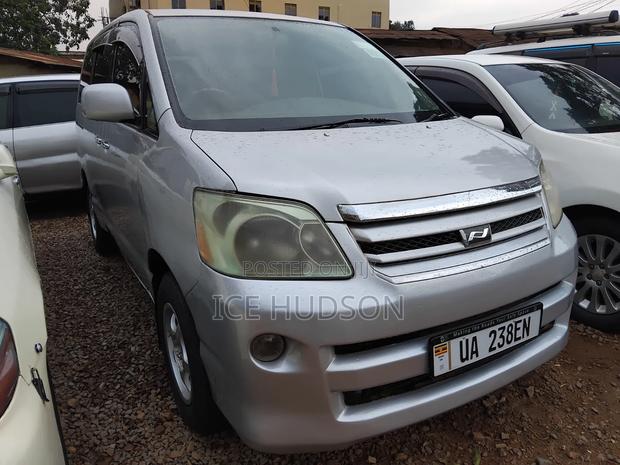 Toyota Noah 2005 Gray