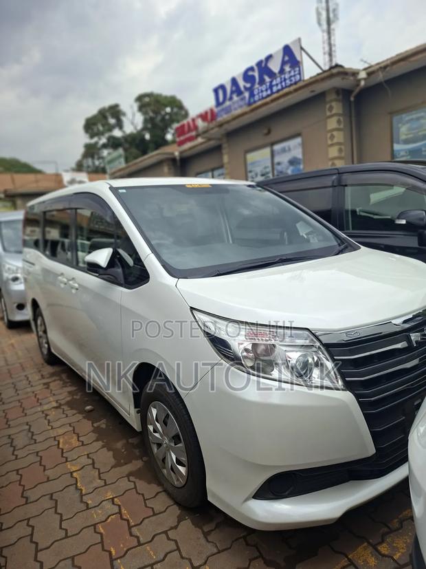 Toyota Noah 2.0 AWD (7 Seater) 2014 White