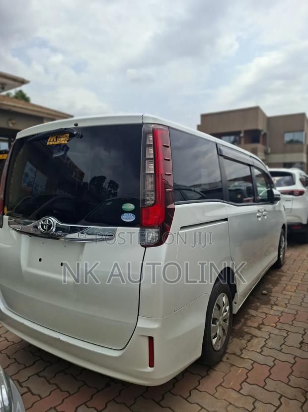 Toyota Noah 2.0 AWD (7 Seater) 2014 White