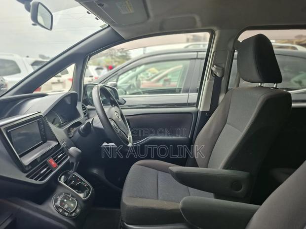 Toyota Noah 2.0 AWD (7 Seater) 2014 White