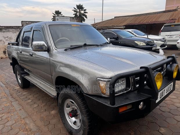 Toyota Hilux 2000 Gray