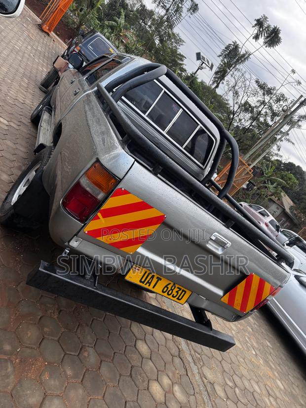 Toyota Hilux 2000 Gray
