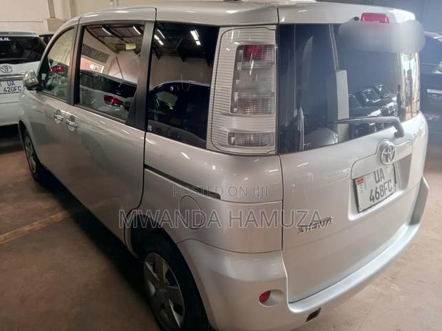 Toyota Sienta 2012 Silver