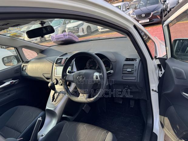 Toyota Auris 2011 White