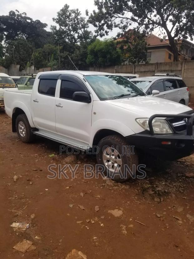 Toyota Hilux 2010 White