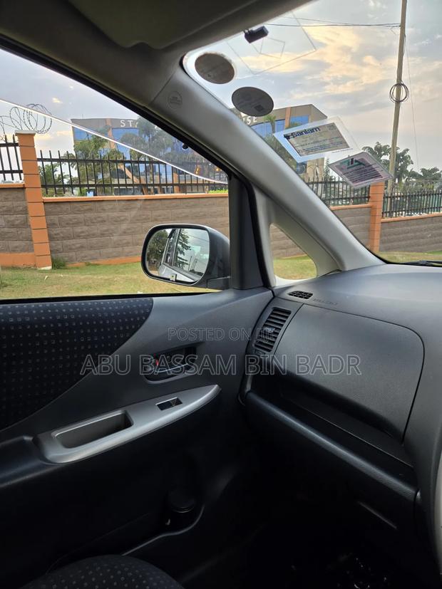 Toyota Ractis 1.5 FWD 2009 Silver