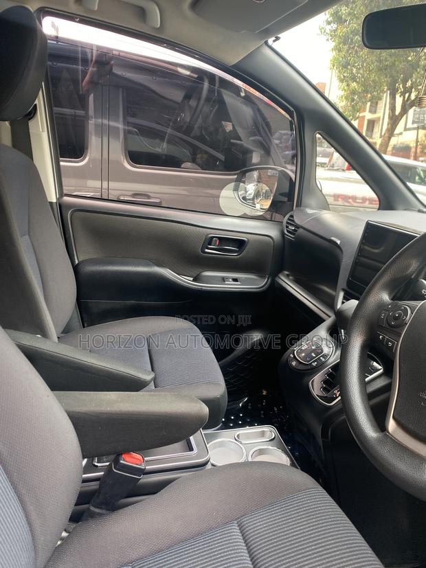 Toyota Noah 2.0 AWD (8 Seater) 2018 White
