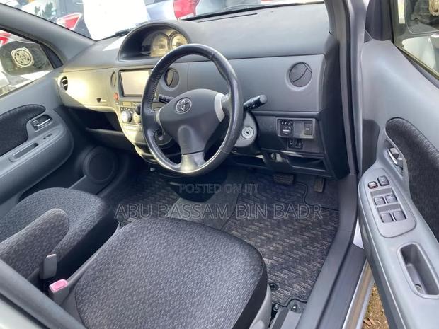 Toyota Sienta 2012 Silver
