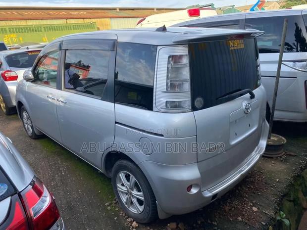 Toyota Sienta 2012 Silver