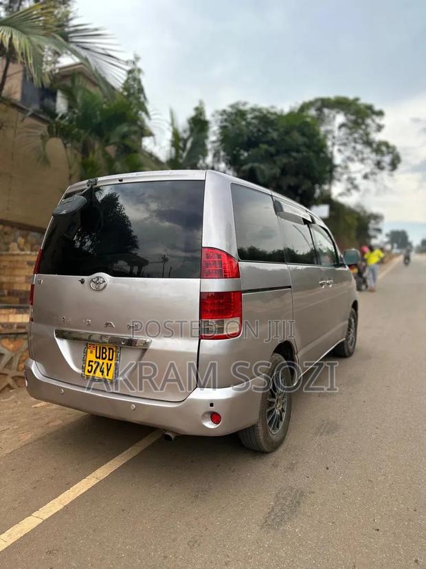 Toyota Noah 2002 Silver