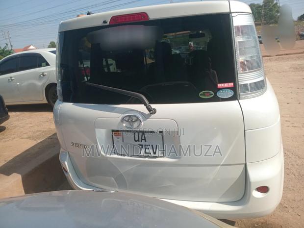 Toyota Sienta 2012 White